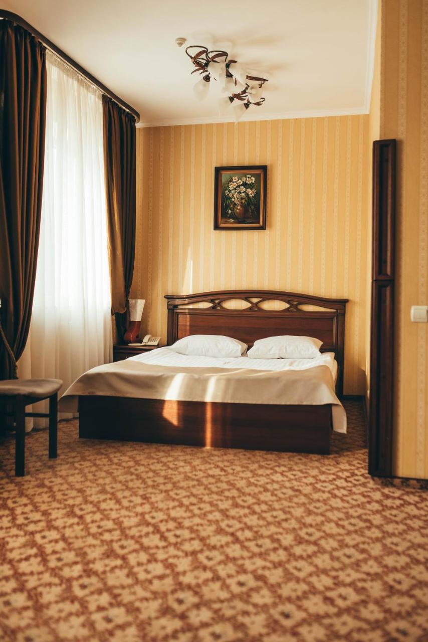 Hotel-Restaurant Lyube Plus Khmelʼnytsʼkyy Extérieur photo